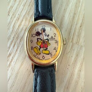 Vintage petite Lorus Disney ladies oval
Mickey Mouse watch NEW BATTERY